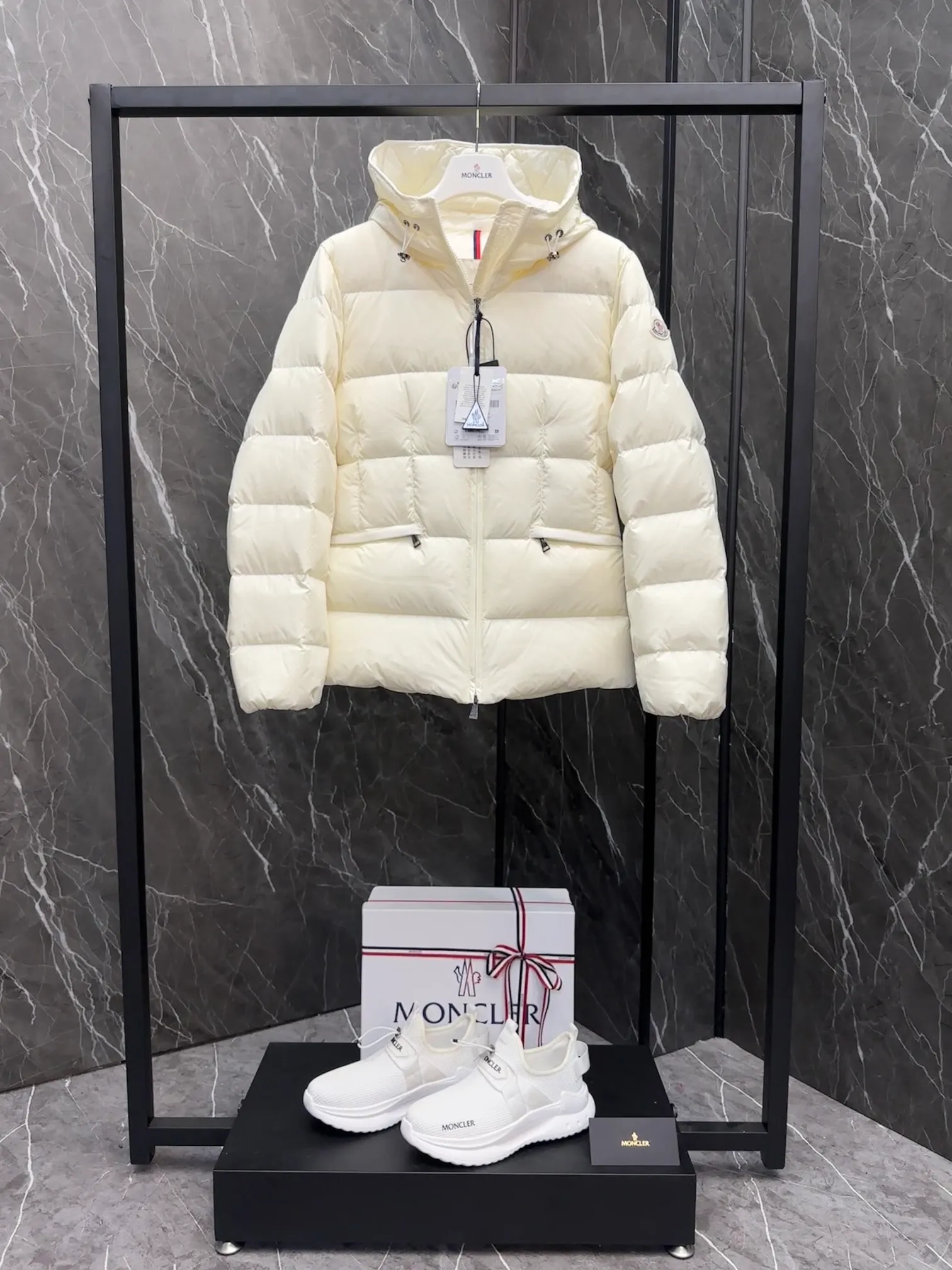 ⬆️Moncler Avoce .⚠️ , . . . , , NFC . 🎁 Avoce ， Series 。 Avoce ， Moncler Series 。 ， longue saison ， 。 • •Longue saison • • • • • • Size : 1-4 Black White D 6460098500